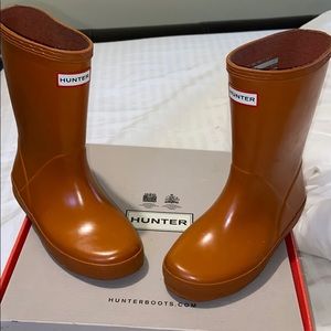 Hunter Girls Rain boots on burnt orange